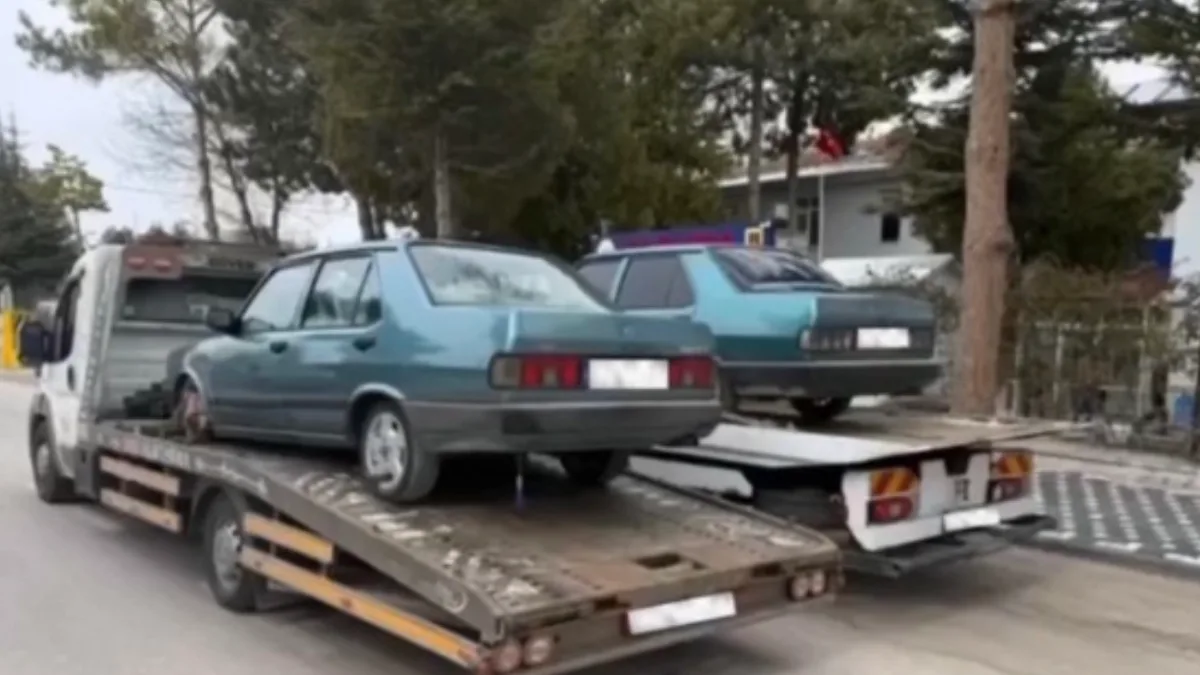 Kayseri’nin Felahiye ilçesinde Tofaş marka araçlarla yarış yapıp bu görüntüleri