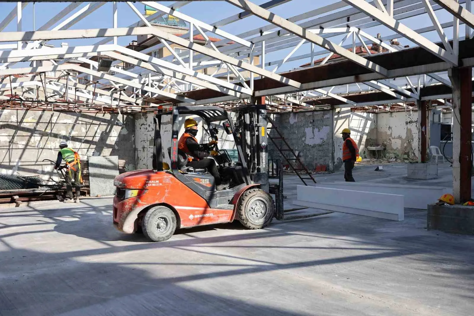 Muğla Büyükşehir Belediyesi tarafından Yatağan Pazaryeri'nde başlatılan kapsamlı yenileme çalışmalarıyla;