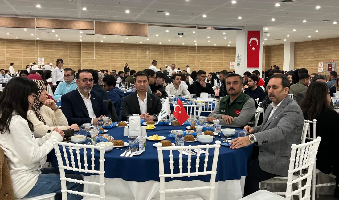 Muğla’da Yeşilay gönüllüleri, Ramazan ayı dolayısıyla düzenlenen iftar programında bir