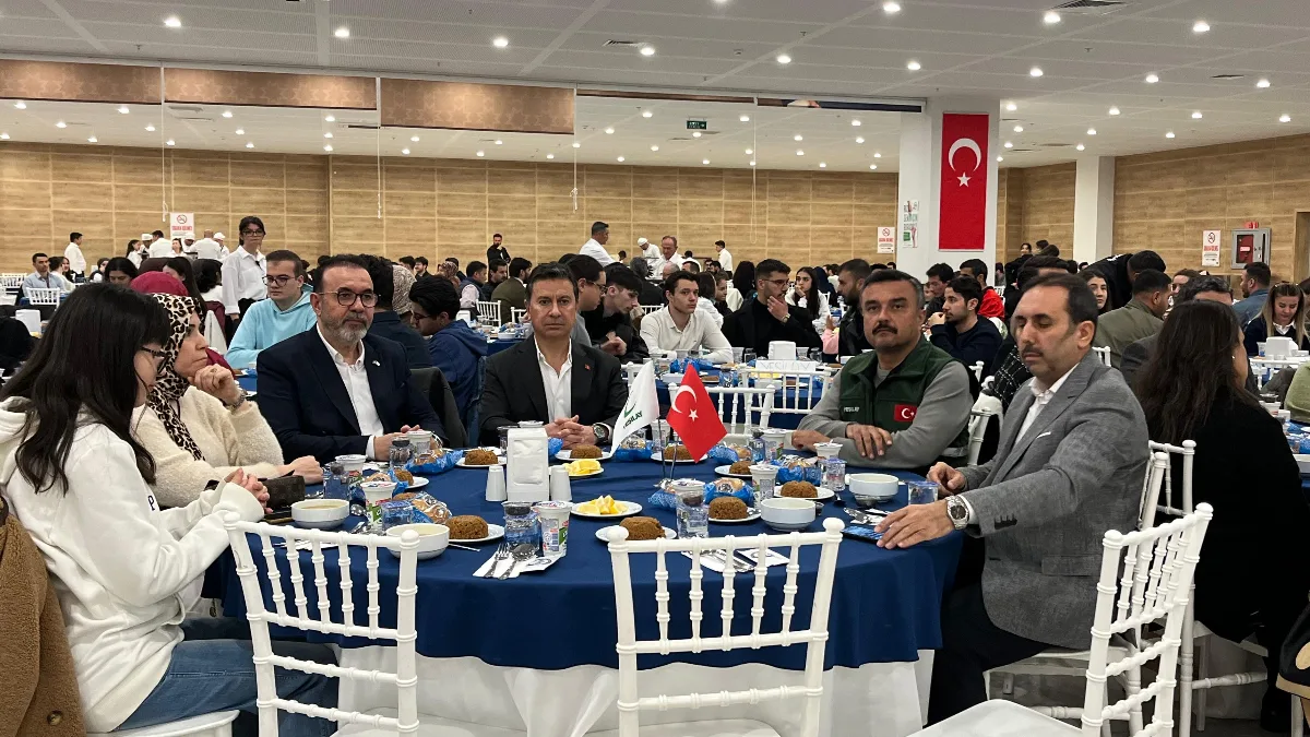 Muğla’da Yeşilay gönüllüleri, Ramazan ayı dolayısıyla düzenlenen iftar programında bir