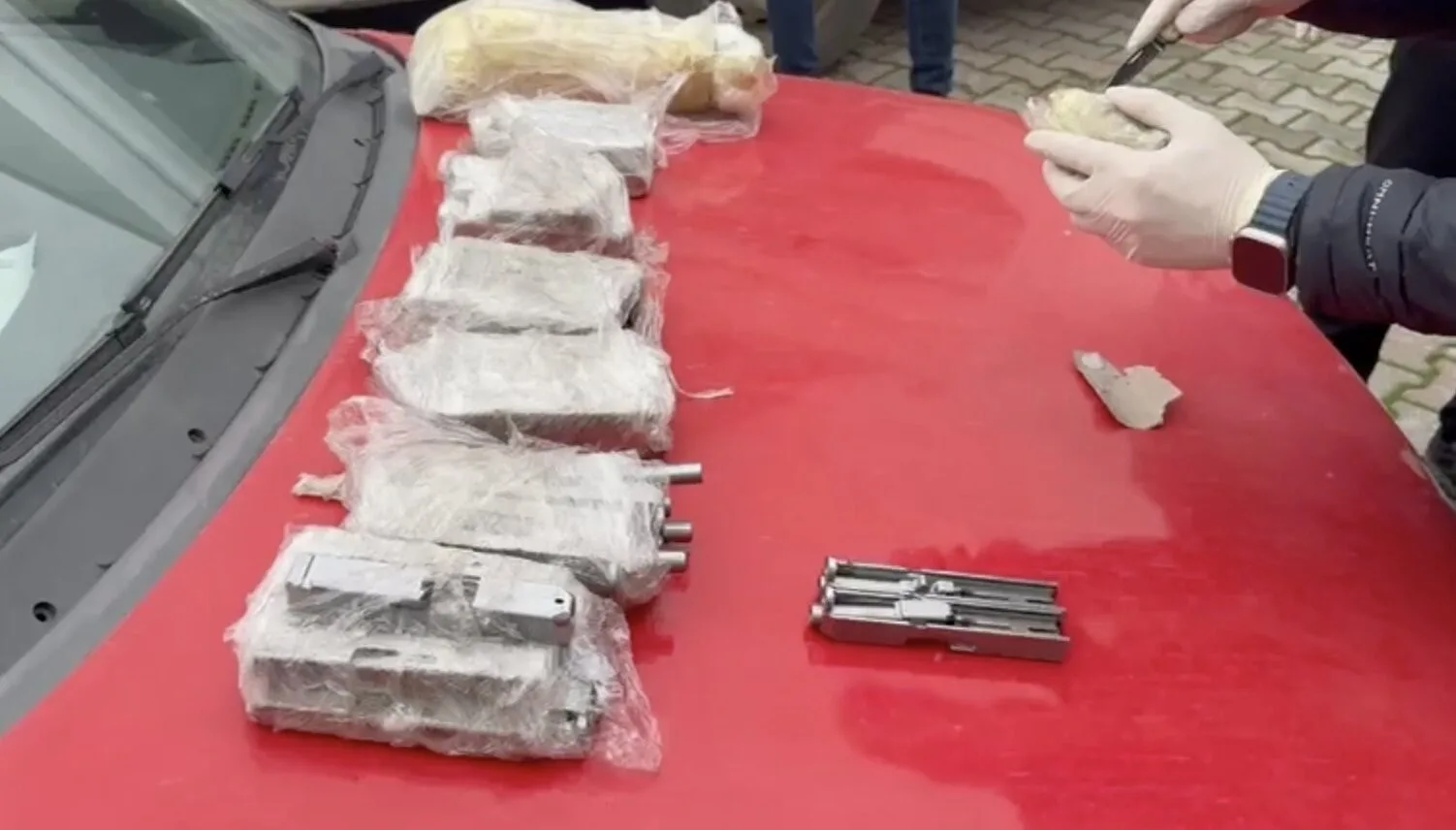 Sakarya KOM ekipleri, Hendek'te durdurdukları araçta 55 adet tabanca yapılabilecek