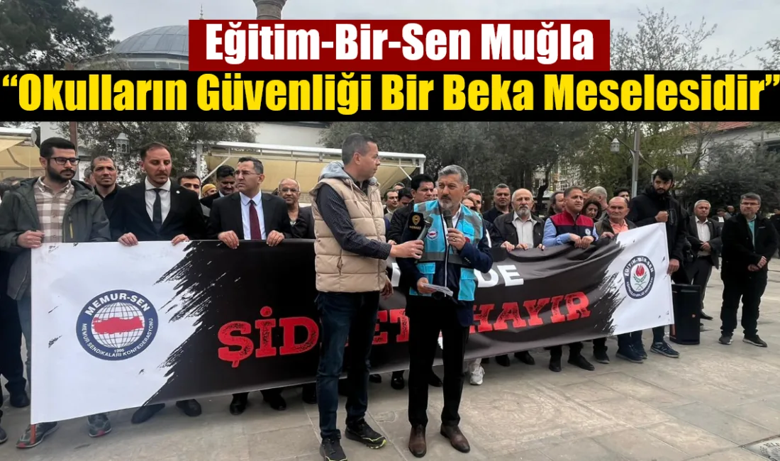 Eğitim-Bir-Sen Muğla Şube Başkanı Önder Uçak, Kurşunlu Camii Meydanı’nda yaptığı