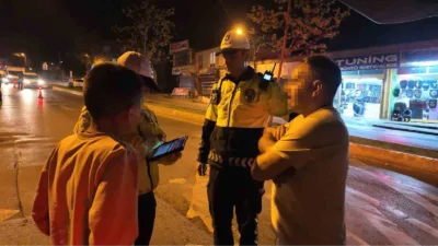 Sultanbeyli'de gece denetimine takılan otomobilin sürücüsü 13 yaşında çocuk çıktı;