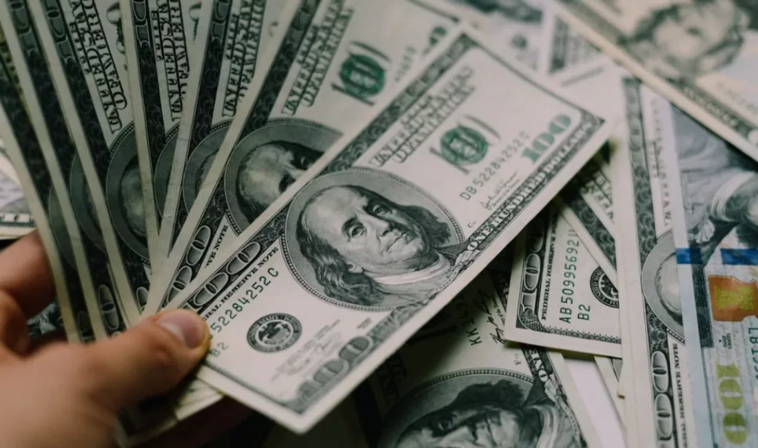 İstanbul serbest piyasada dolar 44,7240 liradan, euro ise 52,6490 liradan