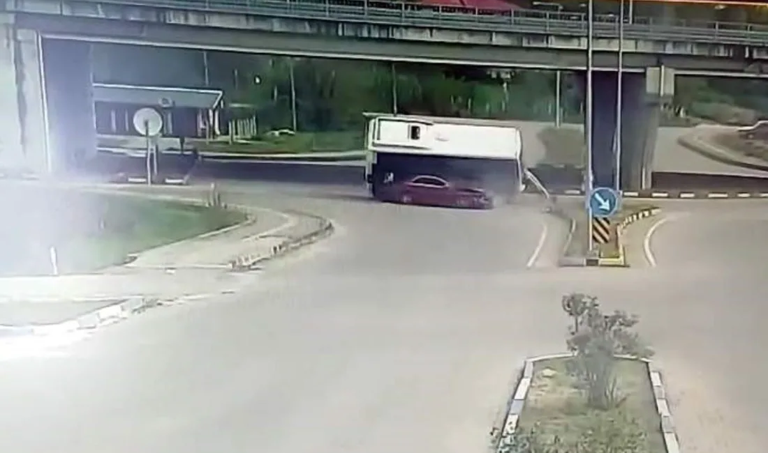 Bartın Üniversitesi önünde halk otobüsünün otomobilin üzerine devrildiği ve 44