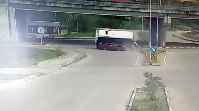 Bartın Üniversitesi önünde halk otobüsünün otomobilin üzerine devrildiği ve 44