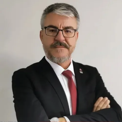 Ünal Yiğit yazar fotoğrafı