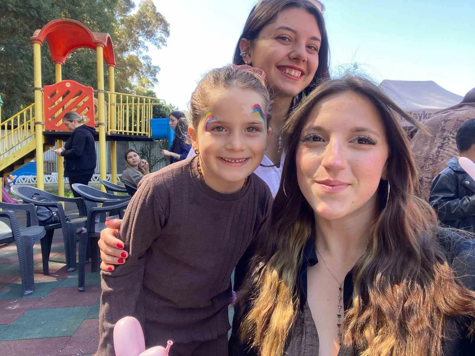 Ula Akçapınar'da düzenlenen ve geleneksel oyunlardan sanat atölyelerine kadar pek