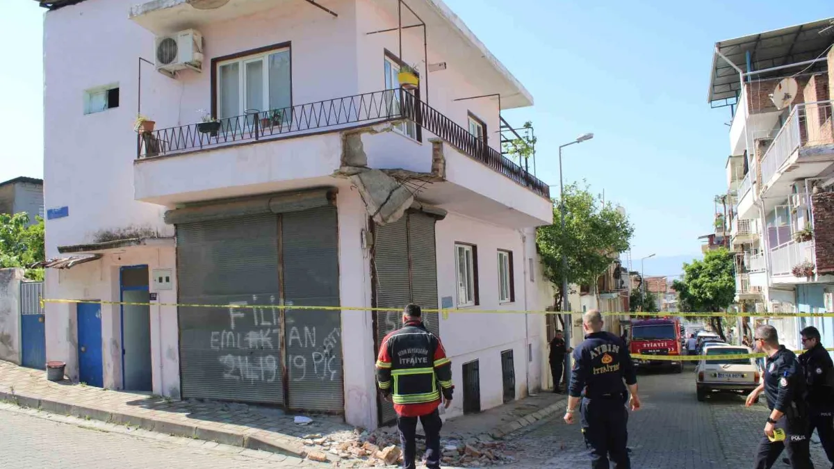 Efeler'de iki katlı bir apartmanın balkonunun çökmesi sonucu 5 metre