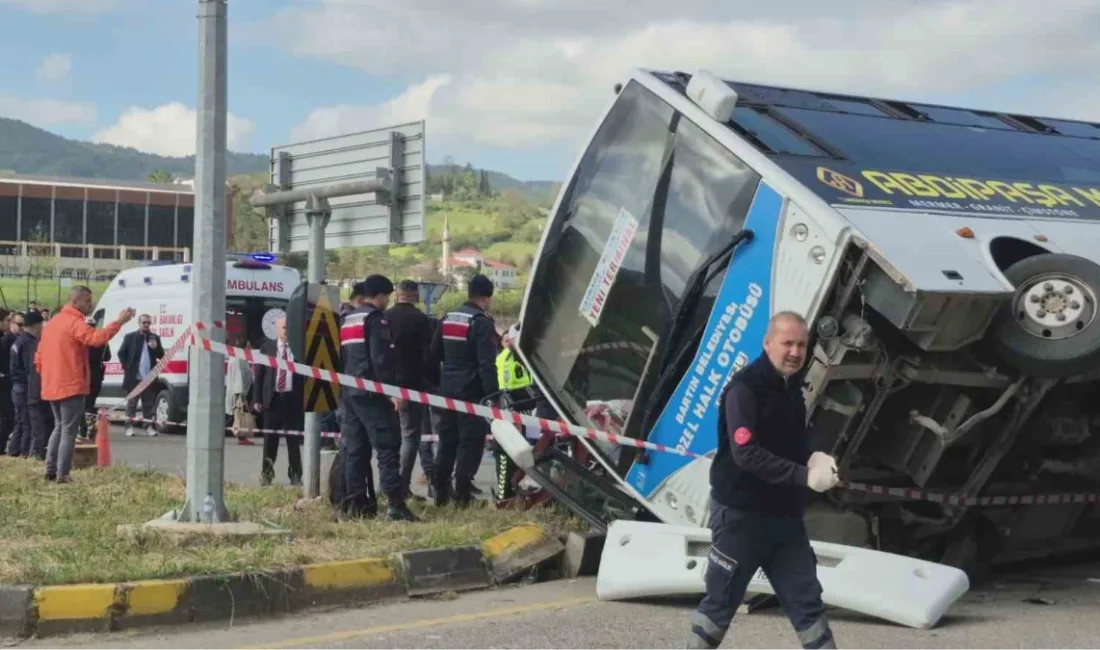 Bartın Üniversitesi önünde yolcu dolu halk otobüsünün bir otomobilin üzerine