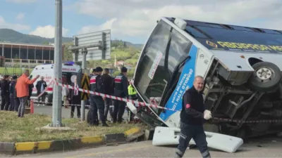 Bartın Üniversitesi önünde yolcu dolu halk otobüsünün bir otomobilin üzerine