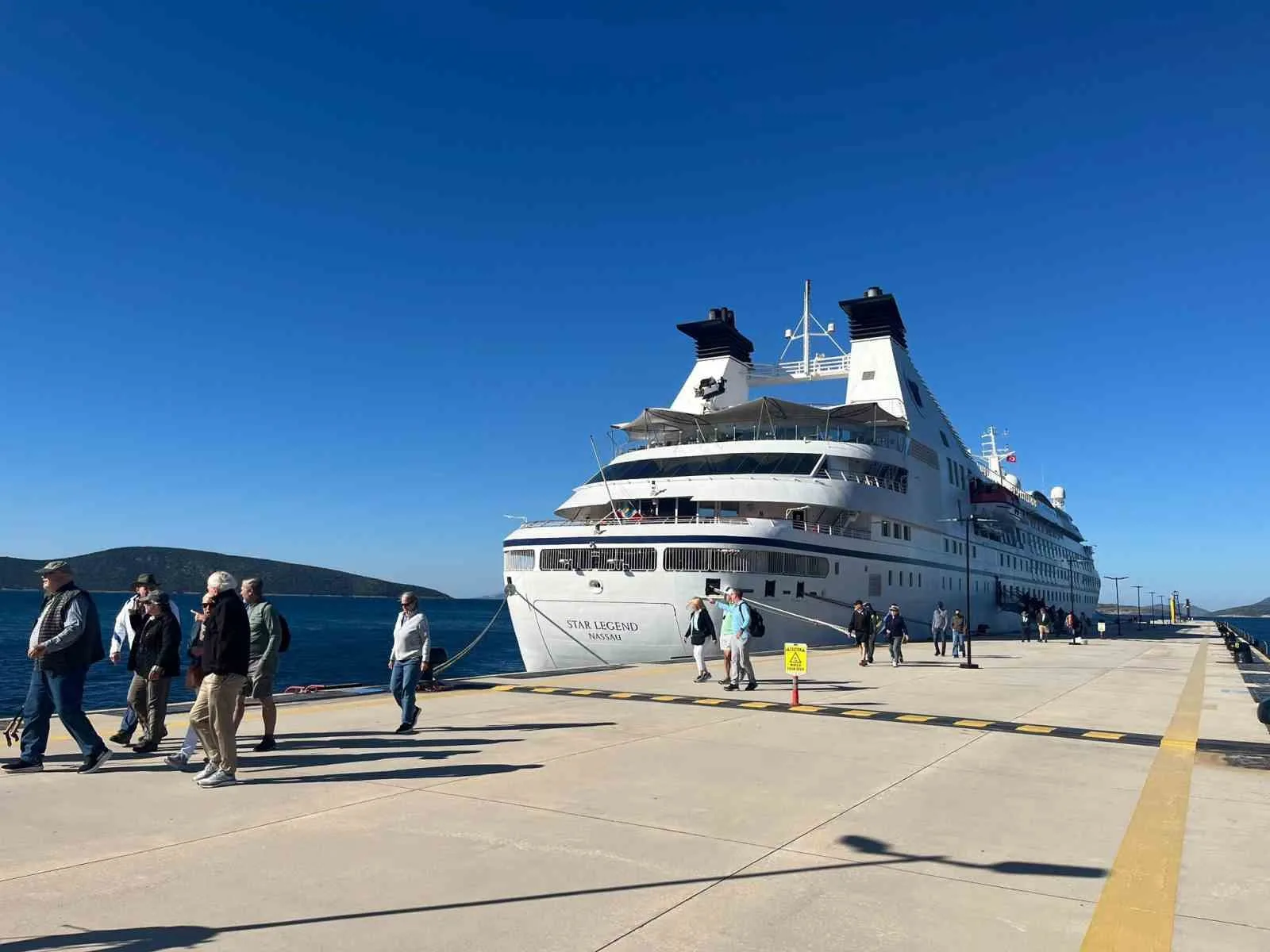 Yunanistan’ın Rodos Limanı’ndan gelen 159 metre boyundaki Star Legend kruvaziyeri,