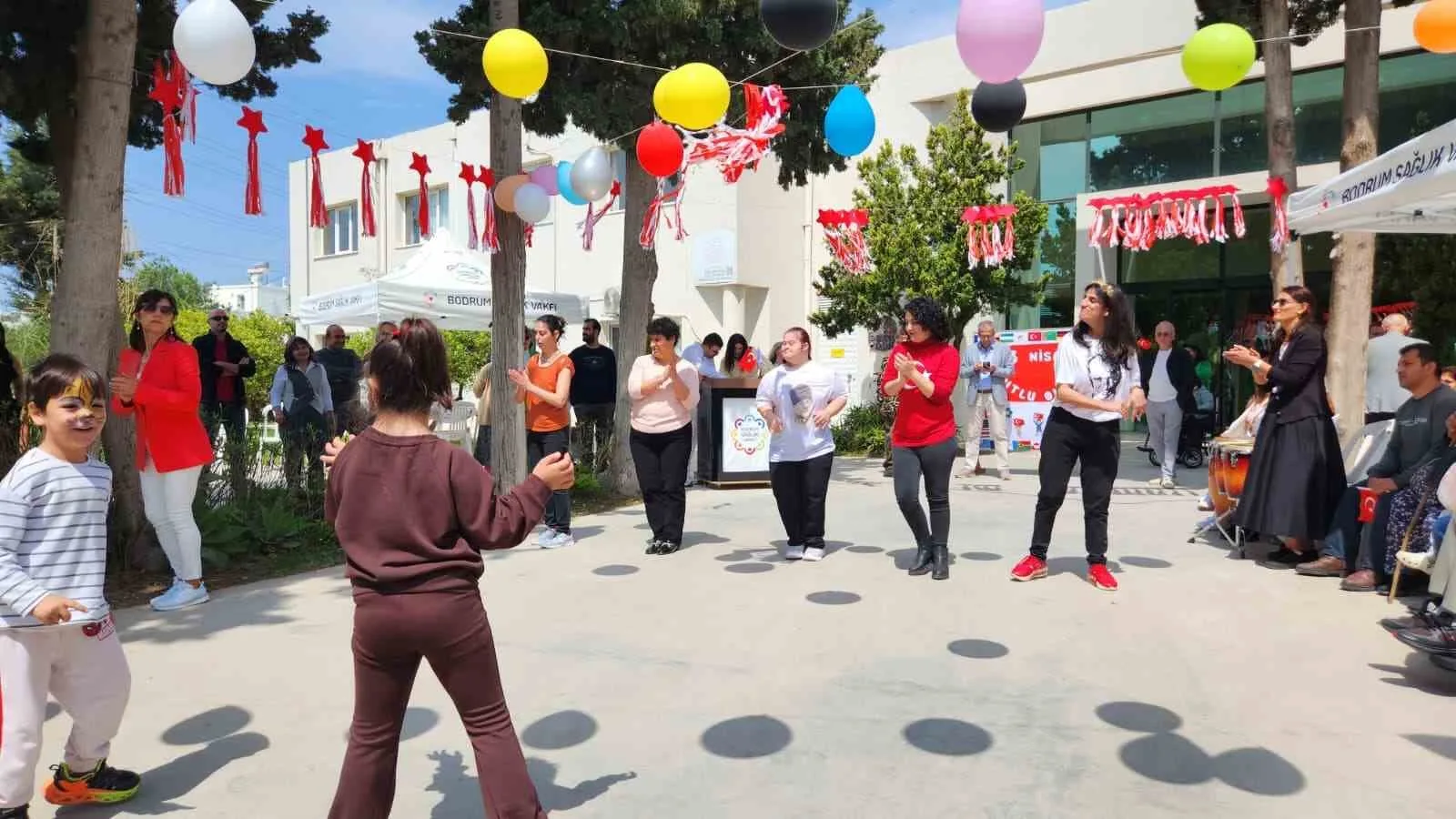 Bodrum Sağlık Vakfı’nın geleneksel 23 Nisan Çocuk Şenliği’nde sahne alan