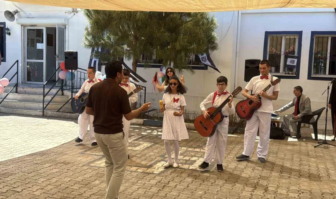 Bodrum'da özel öğrencilerin vals ve zeybek performanslarıyla büyülediği şenlikte, çocukların