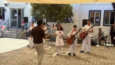 Bodrum'da özel öğrencilerin vals ve zeybek performanslarıyla büyülediği şenlikte, çocukların