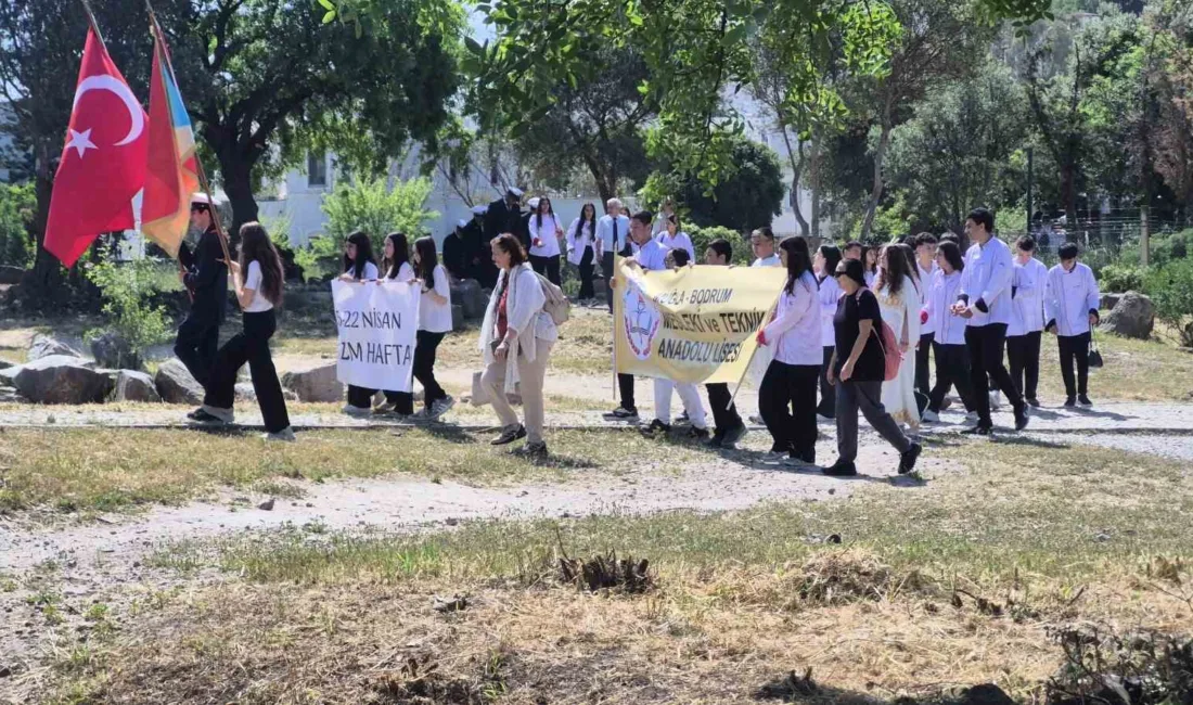 Bodrum'da Turizm Haftası kapsamında düzenlenen yürüyüşte Antik Halikarnassos Surları ve