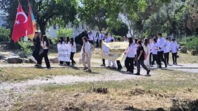 Bodrum'da Turizm Haftası kapsamında düzenlenen yürüyüşte Antik Halikarnassos Surları ve