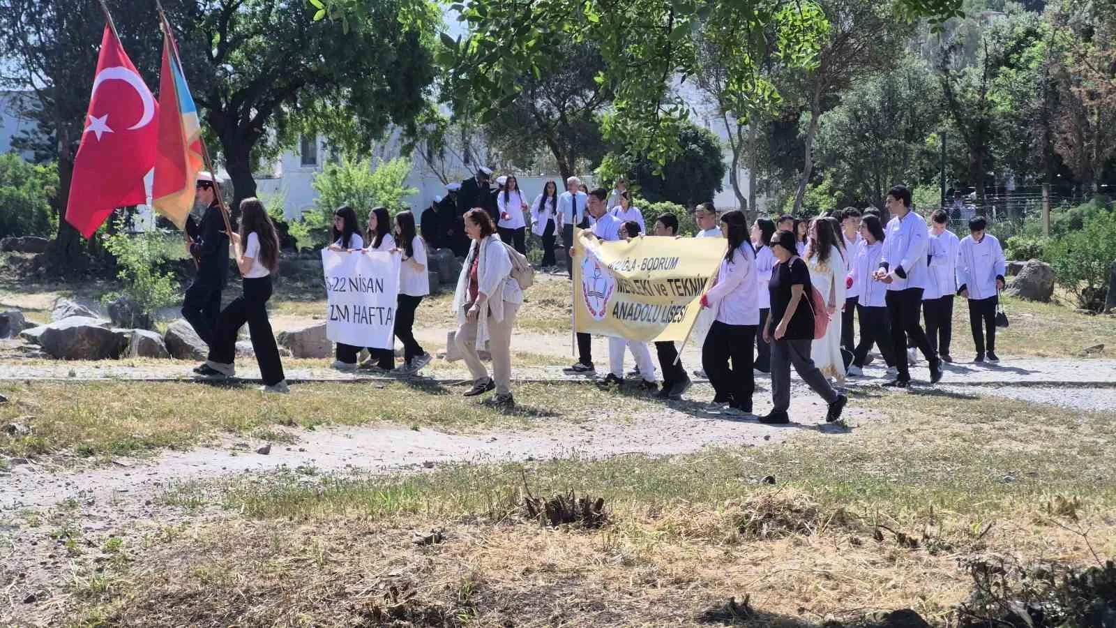 Bodrum'da Turizm Haftası kapsamında düzenlenen yürüyüşte Antik Halikarnassos Surları ve