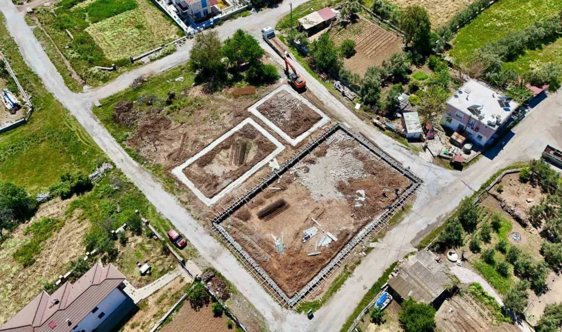 Marmaris Belediyesi, Bozburun'da yapımına başladığı halı saha, voleybol ve basketbol