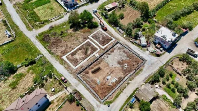 Marmaris Belediyesi, Bozburun'da yapımına başladığı halı saha, voleybol ve basketbol