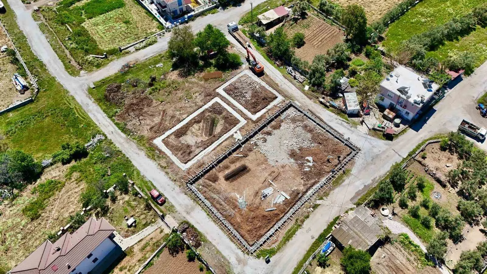 Marmaris Belediyesi, Bozburun'da yapımına başladığı halı saha, voleybol ve basketbol