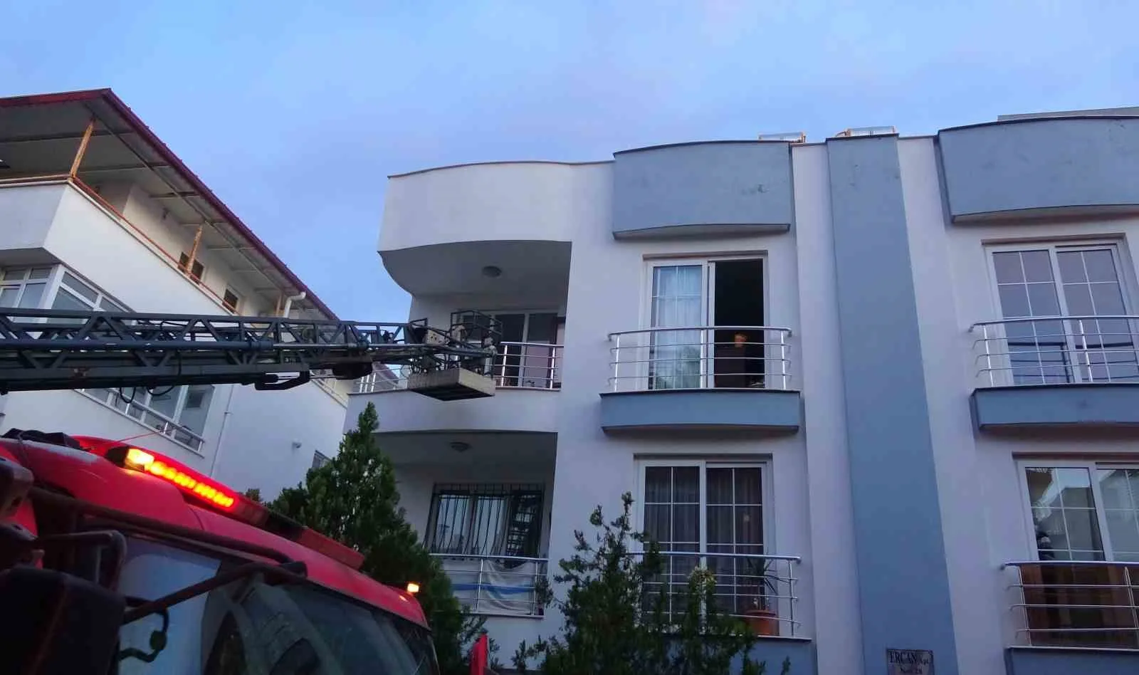 Antalya’da ailesi evde yokken yatağını ateşe vererek evi yakmaya çalışan