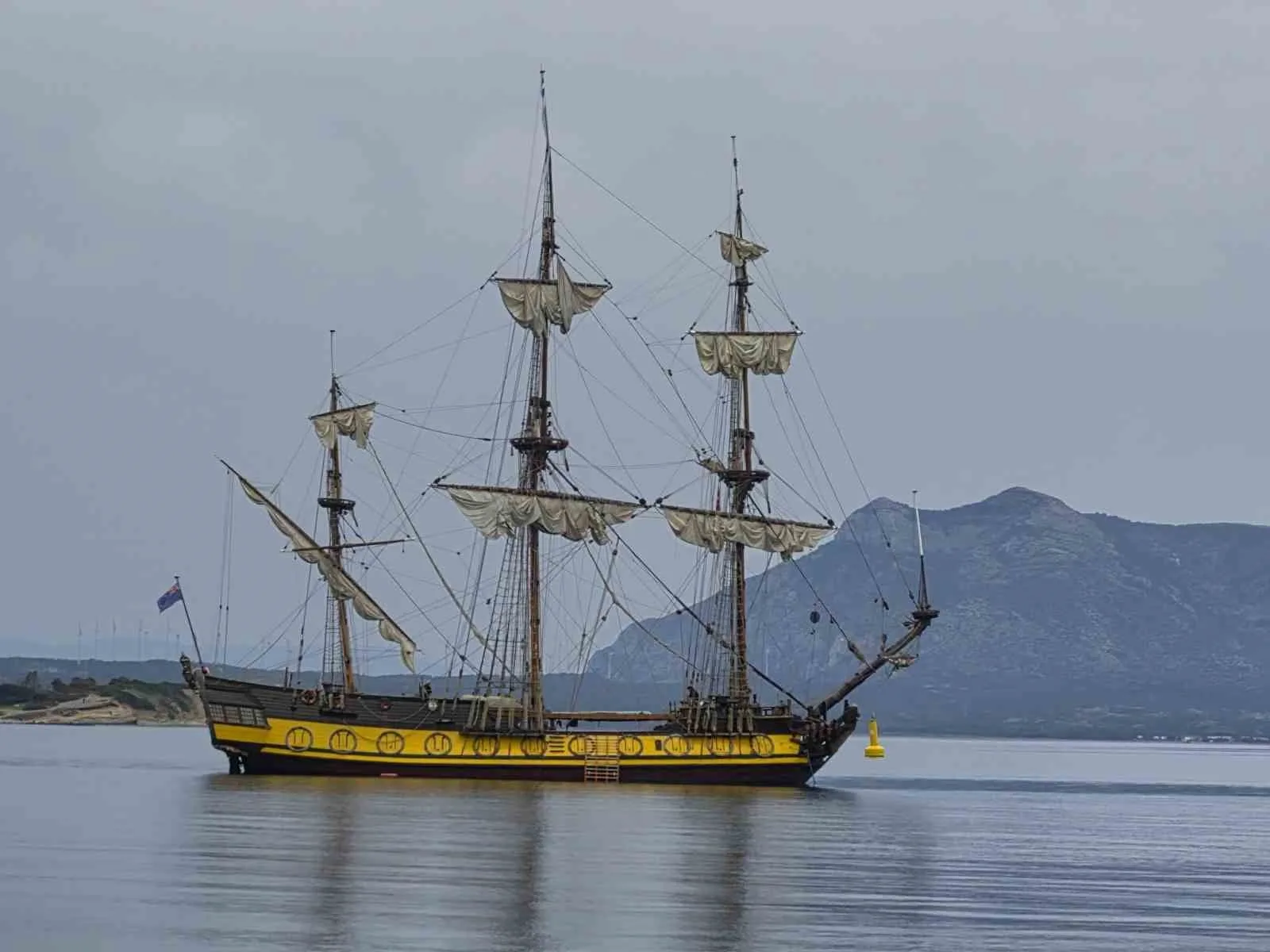 Cook Adaları bayraklı 26 metrelik ’TS SHTANDART’ isimli yelkenli, Antalya