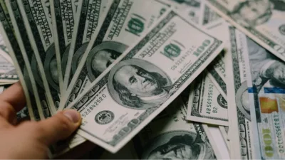 Haftaya yükseliş eğilimiyle başlayan döviz piyasasında dolar 45,0390 liradan, euro