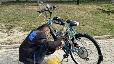 Kastamonu'da memur Enes Özer, yüksek maliyetli motor kitlerine inat, mutfaktaki