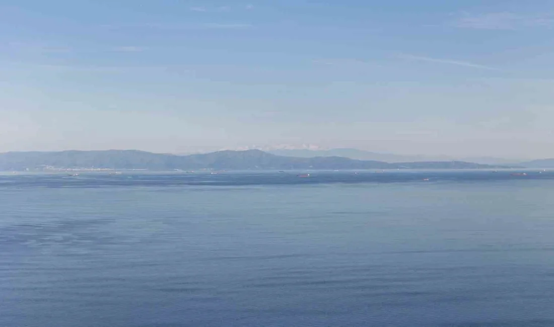 İstanbul Beylikdüzü'nde atmosferik netlik sayesinde 100 kilometre uzaklıktaki Uludağ zirvesi