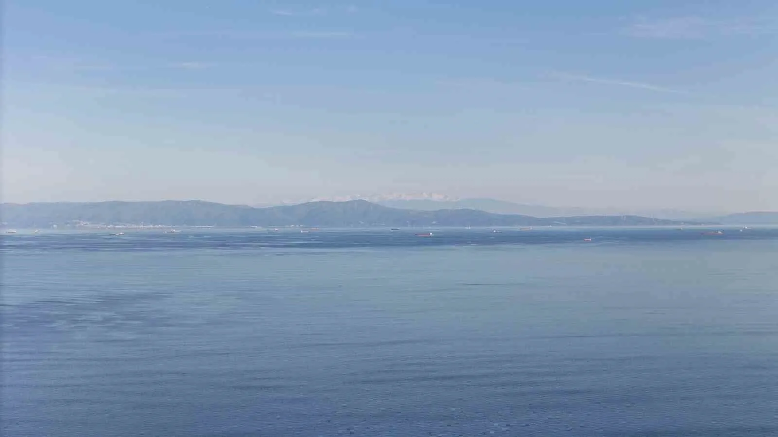 İstanbul Beylikdüzü'nde atmosferik netlik sayesinde 100 kilometre uzaklıktaki Uludağ zirvesi