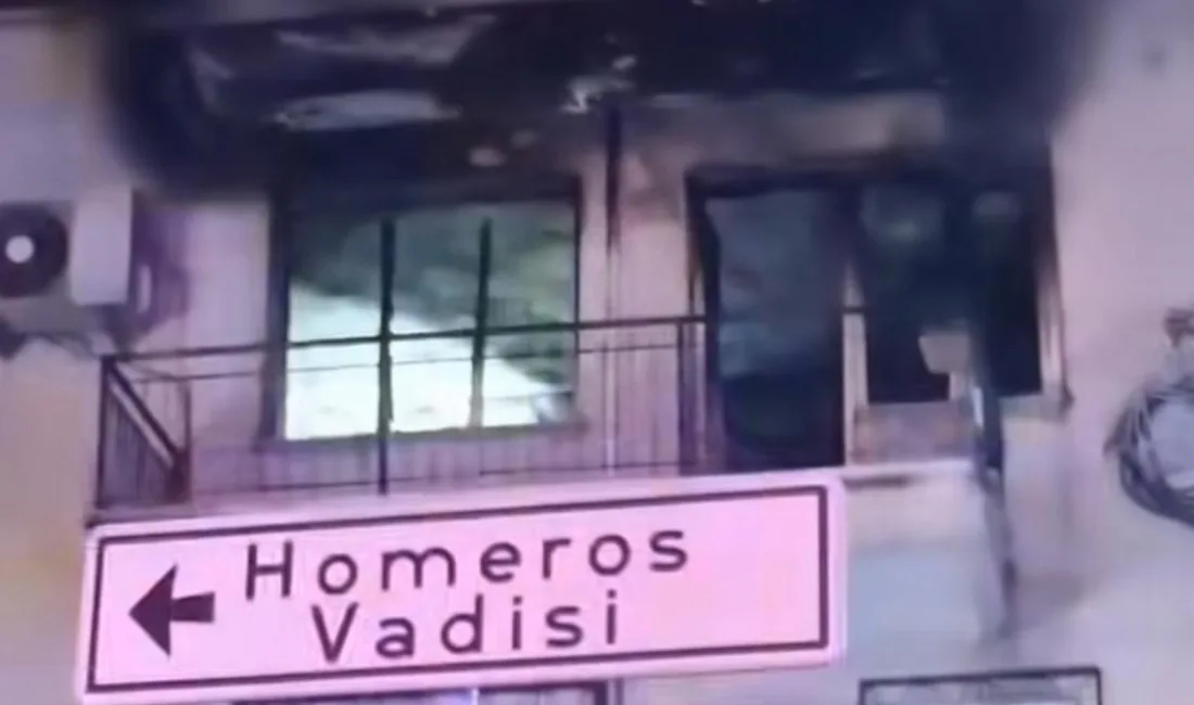 İzmir Bornova’da 3 katlı bir binanın son katında çıkan yangında