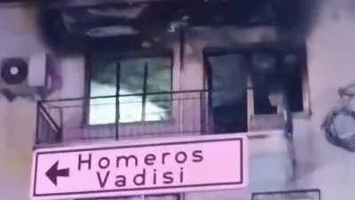 İzmir Bornova’da 3 katlı bir binanın son katında çıkan yangında