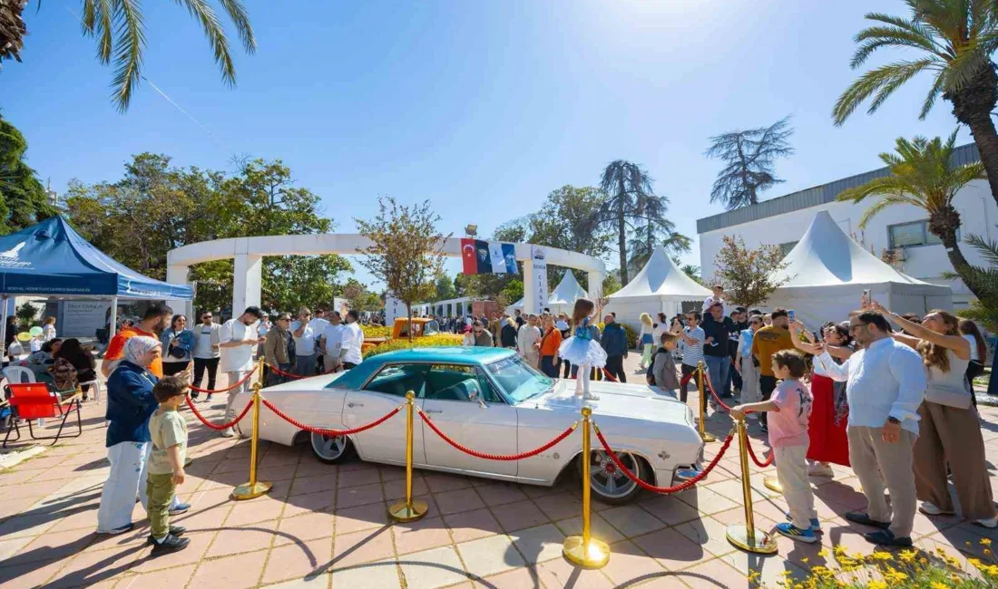 İzmir Kültürpark'ta İZKİTAP ile eş zamanlı düzenlenen Klasik Otomobil Sergisi,