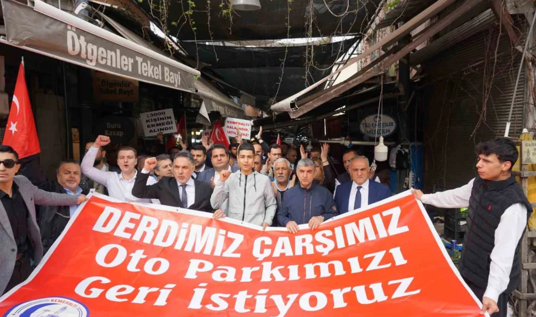 İzmir Kemeraltı Çarşısı esnafı, çözülemeyen otopark sorunu nedeniyle kepenk kapatarak