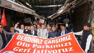 İzmir Kemeraltı Çarşısı esnafı, çözülemeyen otopark sorunu nedeniyle kepenk kapatarak