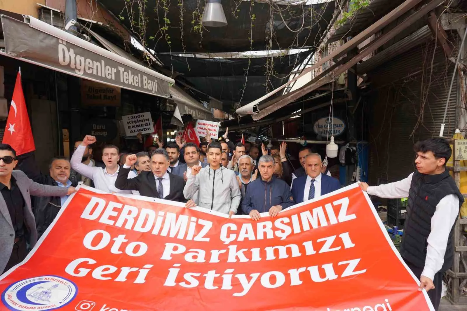 İzmir Kemeraltı Çarşısı esnafı, çözülemeyen otopark sorunu nedeniyle kepenk kapatarak