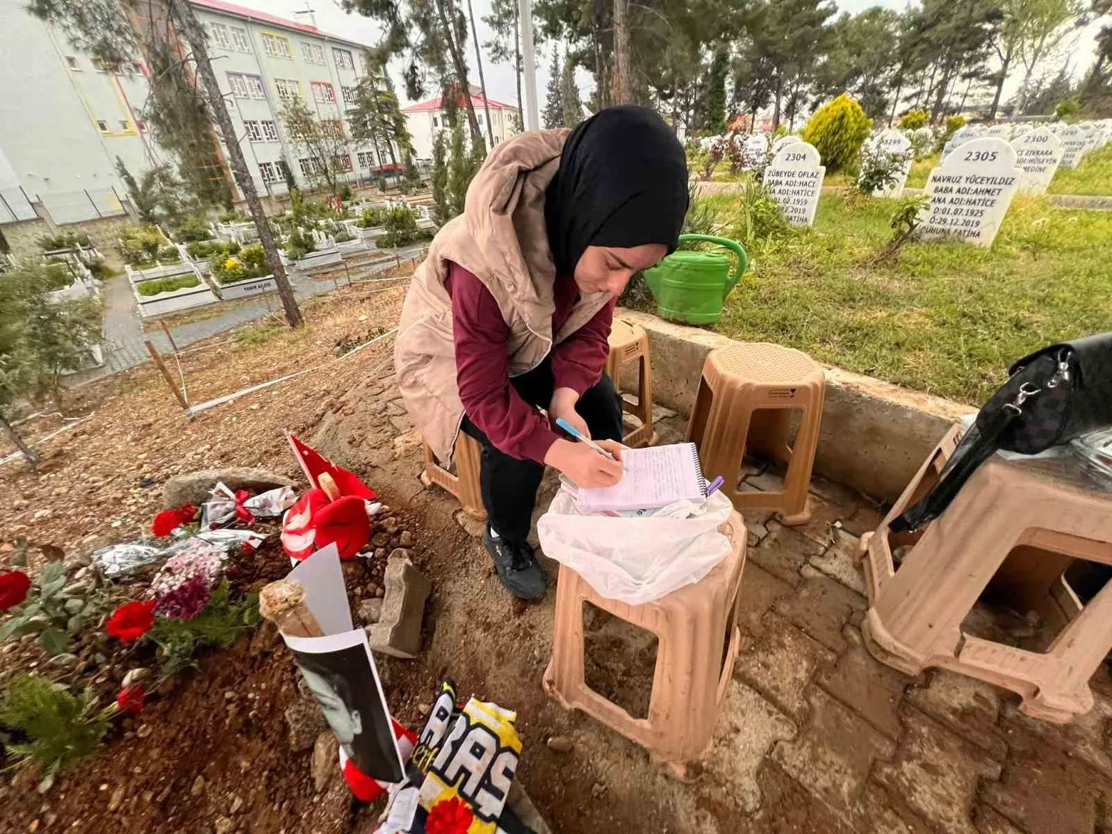 Kahramanmaraş'taki okul saldırısında hayatını kaybeden öğrencilerin mezarlarına bırakılan notlar, toplumun