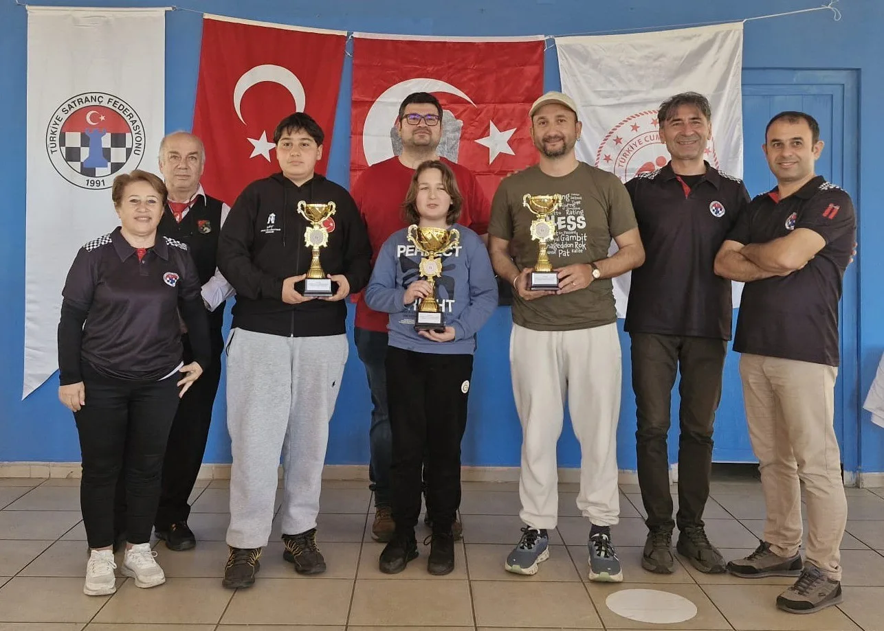 Köyceğiz’de 23 Nisan kutlamaları kapsamında düzenlenen satranç turnuvasında, 101 sporcu