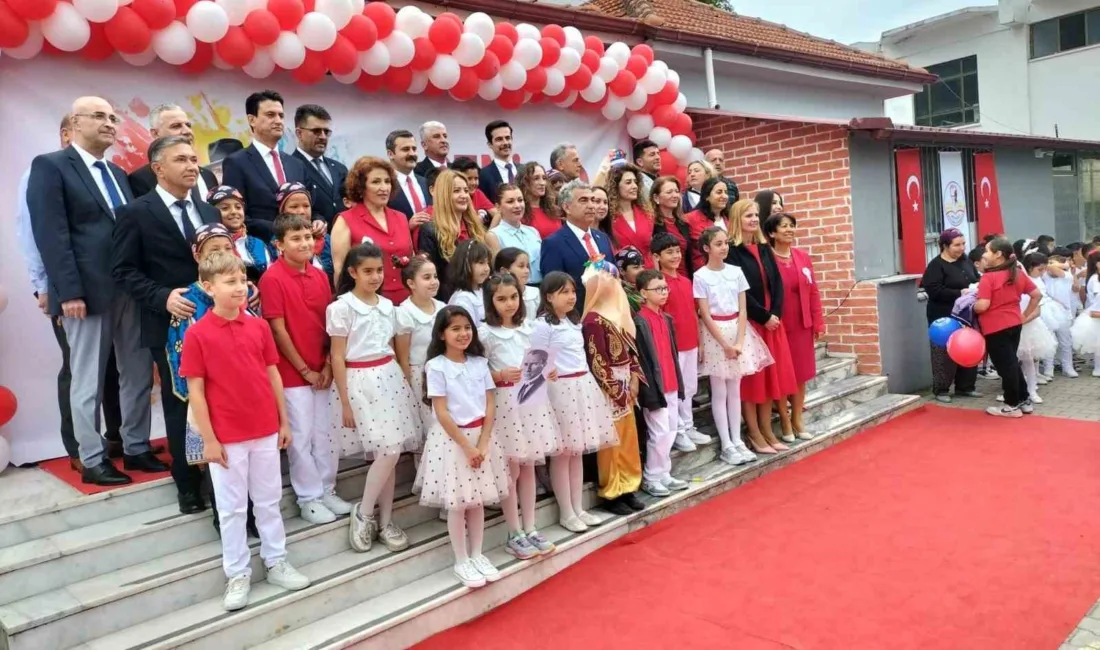 Köyceğiz'de düzenlenen 23 Nisan törenlerinde anaokulundan 4. sınıfa kadar yüzlerce