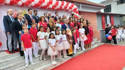 Köyceğiz'de düzenlenen 23 Nisan törenlerinde anaokulundan 4. sınıfa kadar yüzlerce