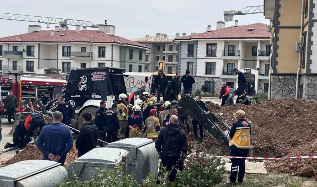 Manisa’nın Şehzadeler ilçesinde altyapı çalışmaları sırasında meydana gelen göçükte toprak