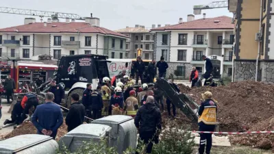 Manisa’nın Şehzadeler ilçesinde altyapı çalışmaları sırasında meydana gelen göçükte toprak