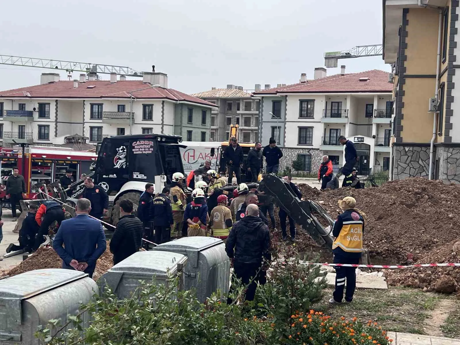 Manisa’nın Şehzadeler ilçesinde altyapı çalışmaları sırasında meydana gelen göçükte toprak