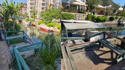 Marmaris İçmeler’de belediyenin büyük emeklerle yenilediği korkulukların gece saatlerinde magandalarca