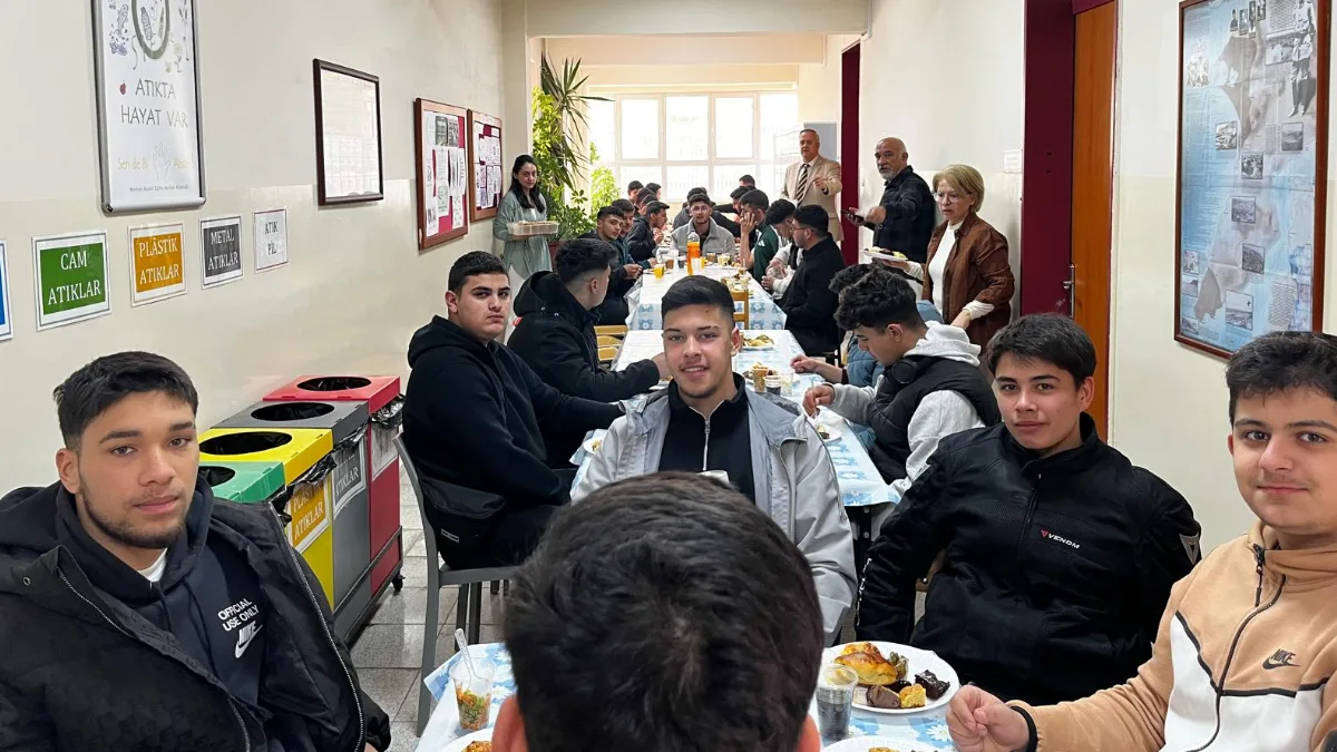 Menteşe Mesleki Eğitim Merkezi öğretmenleri, son günlerde artan okul saldırılarına