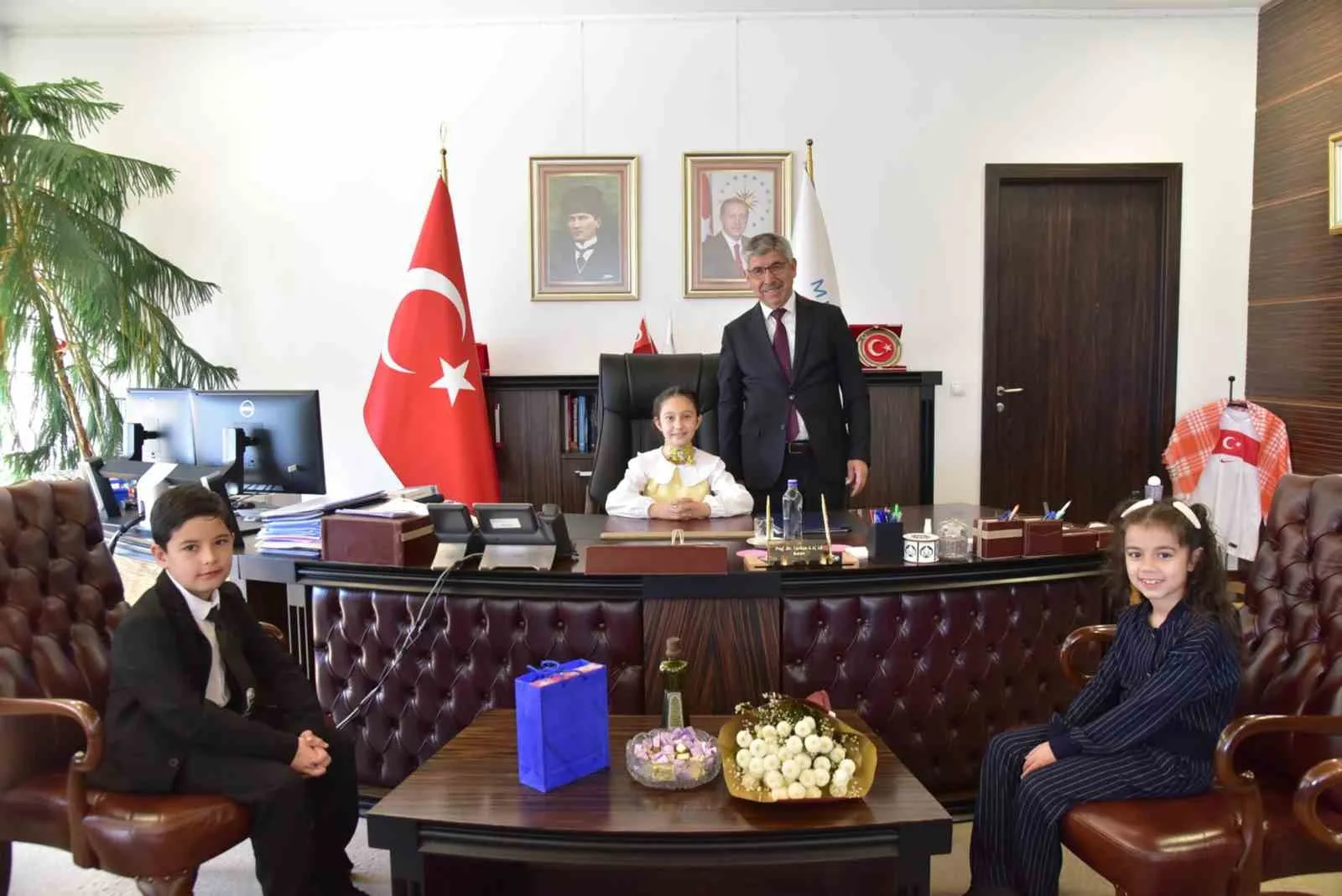 MSKÜ Rektörü Prof. Dr. Turhan Kaçar, 23 Nisan dolayısıyla makam