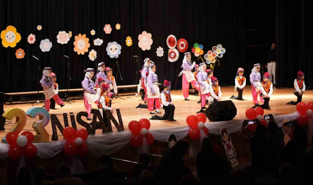 Muğla AKM'de sahne alan MTK Koleji öğrencileri 23 Nisan coşkusunu