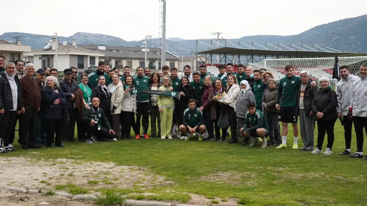 Nilüfer Caner 100 Yaş Evi üyeleri ile 1967 Muğlaspor Taraftarlar