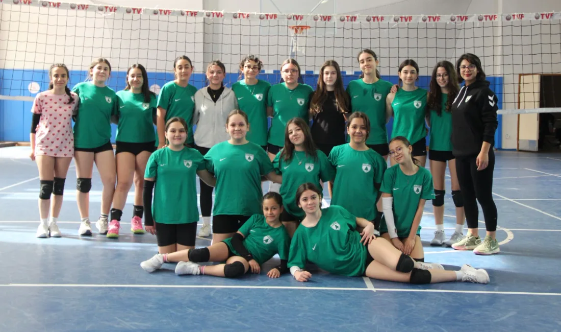 Muğlaspor Voleybol Antrenörü Şevvanur Çeviker, altyapıda üç farklı kategoride yoğun